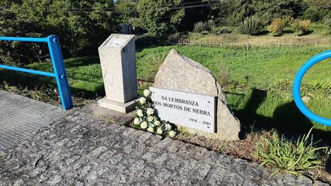 A ofrenda floral realizada polos veciños de Nebra na ponte de Cans.
