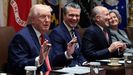 Donald Trump, junto a Hegseth, durante la reuni�n del gabinete.