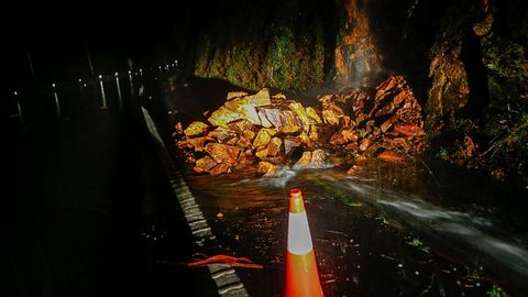 Despredimiento en la carretera que une Noia y Boiro, a su paso por Lousame