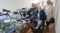 Adolfo Castro y su mujer, Bel�n, en el Banco Solidario que Agaela gestiona desde Culleredo