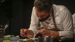 Javier Olleros, de Culler de Pau, durante una demostraci�n de cocina en Noia.