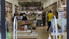 Clientes en una librer�a de la capital ourensana.