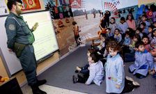 Los m�s peque�os de Muros atendieron a las explicaciones del Seprona.