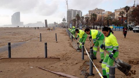 Los operarios de limpieza, arreglando los desperfectos causados por el gran temporal.