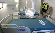 Una habitaci�n piloto del nuevo hospital de Beade, en una visita. 