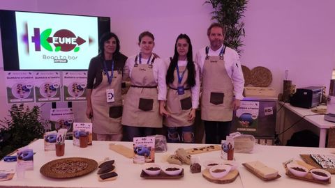 Los profesores Merce Fernndez y David Palmero, junto a dos alumnas y varios de los productos deEumeko