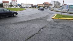 Rotonda que enlaza la FE-13 con la carretera de Catabois, en las proximidades del hospital Arquitecto Marcide, en foto de archivo.