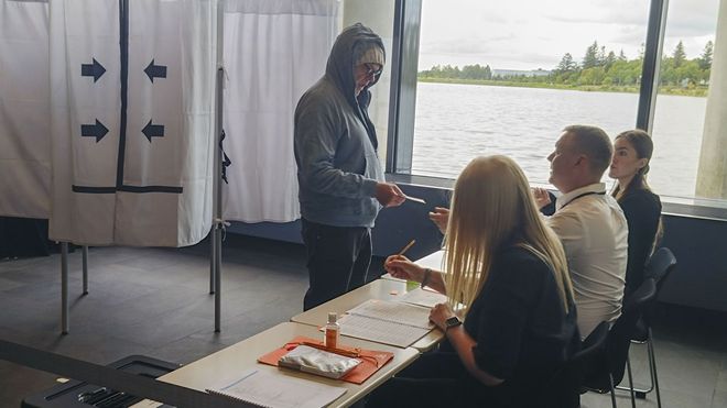 Un hombre votando en el referendo de Islandia sobre su ingreso a la Uni�n Europea