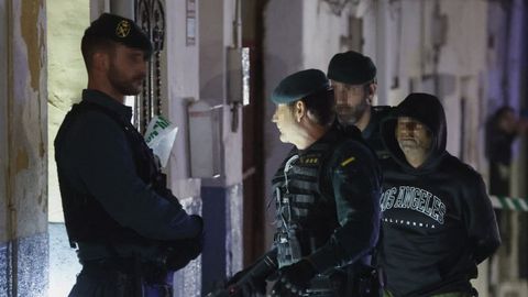 El autor confeso del triple crimen en Morata de Tajua. custodiado por agentes para el registro de su vivienda en Arganda del Rey el 22 de enero