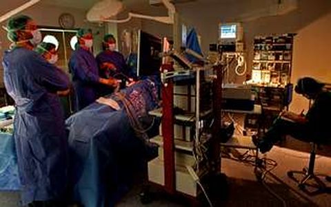 Preparativos en un quir�fano para afrontar una reciente operaci�n de trasplante de ri��n.