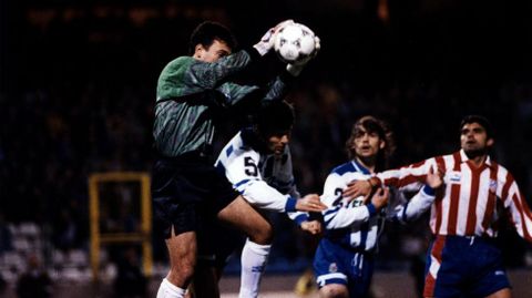 Paco observa con Juanito c�mo Lia�o se impone por alto en un partido contra el Atl�tico.