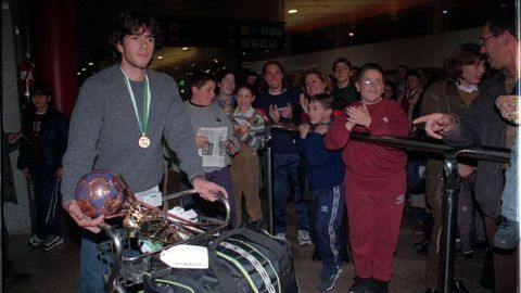 Pablo Cou�agro, a su llegada al aeropuerto de Peinador con la bota de oro del Mundial sub-20 de Nigeria 1999.