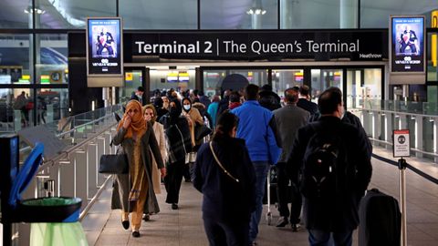 Pasajeros en la Terminal 2 del aeropuerto de Heathrow, en Londres