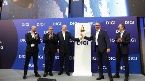 El consejero delegado de DIGI, Marius Varzaru (2d), durante la celebraci&oacute;n del tradicional acto del toque de campana con motivo del debut de la compa&ntilde;&iacute;a de telecomunicaciones Digi en la Bolsa espa&ntilde;ola, el pasado jueves