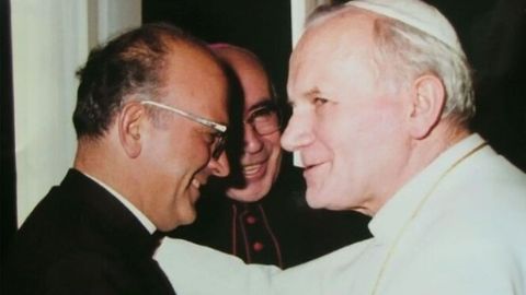 El sacerdote Eugenio Carballido con el papa Juan Pablo