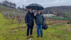 El subdelegado Eladio Santos con el viticultor Jos� Luis Rodr�guez