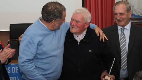 Jesus Basanta Santos, el pasado 11 de noviembre, cuando el sector pesquero de Celeiro le tribut� un homenaje sorpresa. Lo abraza otro hist�rico de la pesca, Jos� Loira, acompa�ado de Jos� Novo, presidente de Puerto de Celeiro