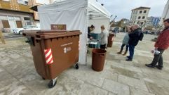 A la izquierda, uno de los contenedores instalados en la periferia del casco urbano; y a la derecha, los cubos marrones que estar�n en las calles junto a los negros en los pr�ximos d�as