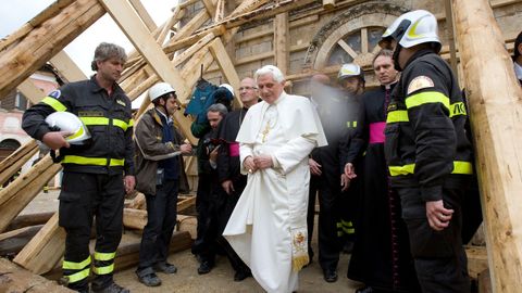 En abril del 2009, el papa Benedicto XVI visit uno de los pueblos italianos destruidos por el terremoto.