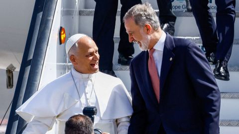 Le�n XIV y Felipe VI se bajan del avi�n que iba a transportar al pont�fice a Roma.
