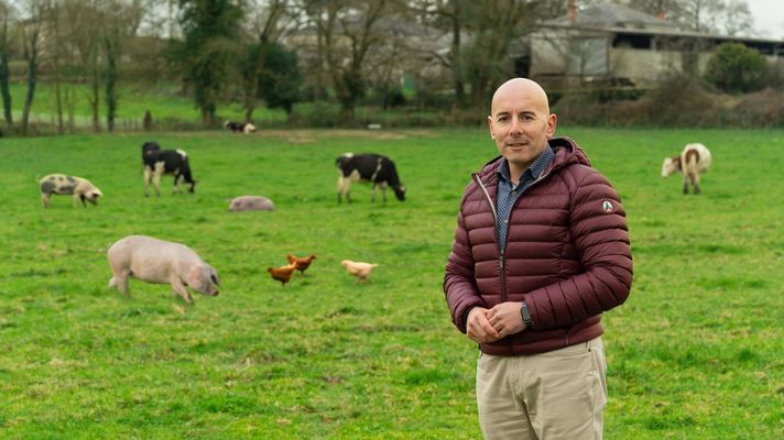 El alcalde de Friol en una zona de pastos del concello
