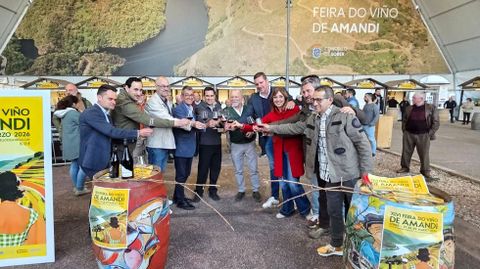 El brindis inaugural, con los representantes institucionales y los propietarios de la bodega Petr�n, la homenajeada este a�o