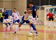Antonio Diz, autor del gol pronista, pisando el bal�n ante el capit�n aragon�s Retamar.