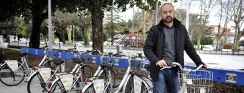 Jorge Paz usa tres veces a la semana este servicio junto a un vecino. 