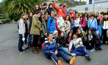 Estudiantes de Cacheiras y Carral participaron en una ofrenda de flores y una lectura po�tica.