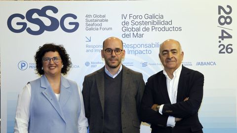 Marta Costas, directora de la Fundaci&oacute;n Nueva Pescanova; Isaac Ros&oacute;n, director general de Pesca en la Conseller&iacute;a do Mar; y &Aacute;ngel Matamoro, director del Foro Galicia de Sostenibilidad Global de Productos del Mar, presentaron el simposio que se celebra en Vigo este 28 de abril.