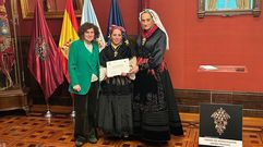 A alcaldesa, Goretti Sanmart�n; a ga�adora do premio, Mar�a Teresa P�rez; e a presidenta da Asociaci�n do Traxe Galego, Consuelo V�zquez