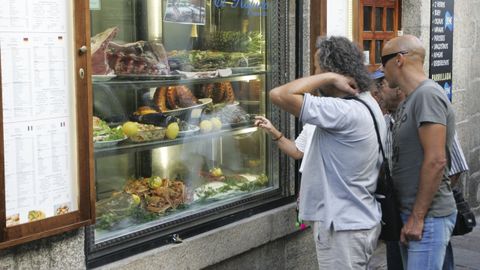 Turistas y peregrinos observan el marisco en los restaurantes de la r�a do Franco, en Santiago