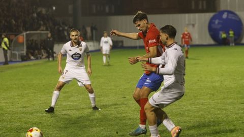 Los jugadores de la UD Ourense y Pontevedra, en un cuerpo a cuerpo.