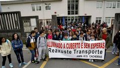 Padres y alumnos del IES Cacheiras exigen ajustar los horarios del transporte con la apertura del centro
