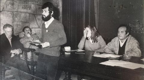 Fotografa del primer pleno democrtico celebrado por el Concello de Padrn. El alcalde, Eduardo Otero, elegido por UCD, aparece a la derecha de la imagen