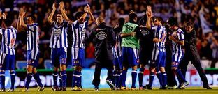 Los deportivistas festejan junto a Fernando Vzquez el triunfo sobre el Zaragoza, el tercero consecutivo y                                         que los devuelve a la lucha por la permanencia en Primera Divisin.