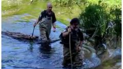 Agentes medioambientales retiran los aparejos del pescador furtivo