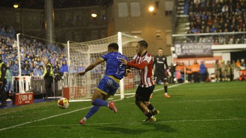 Amin tratando de llegar a puerta con la presi�n de un jugador rival