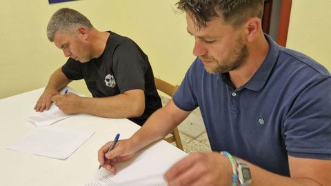 Francisco Xavier Fanego, edil nacionalista y teniente de alcalde, y el regidor Francisco Cajoto, del PSOE, firmando el pacto de gobierno en julio de 2023