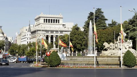 Banderas a media hasta a media asta en la Fuente de Cibeles tras los atentados ocurridos ayer en Barcelona y Cambrils