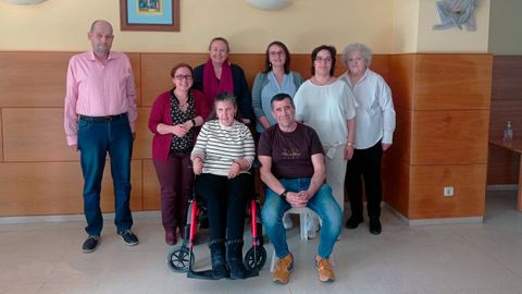 Miguel Quintas (sentado) junto a Lorena Quintas y el resto de los miembros de la nueva junta directiva de Discafis-Cogami Ourense