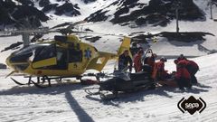 Rescate del Servicio de Emergencias del Principado de Asturias, a bordo del helicptero medicalizado del organismo autnomo, a un esquiador que result herido en la estacin de Fuentes de Invierno, en Aller.