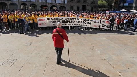 Centenares de personas se han concentrado hoy frente al Ayuntamiento de Avils para pedir la continuidad de las plantas de Alcoa