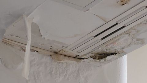 Humedades en las paredes del box de urgencias del hospital de Barbanza