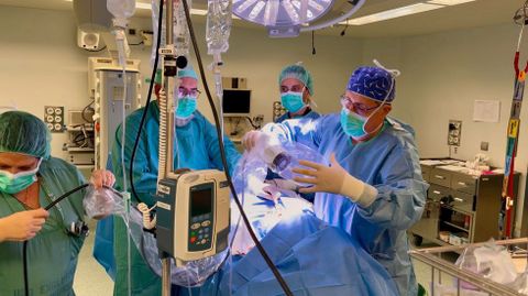 Sesi�n cl�nica sobre el uso del nuevo aparato en la cirug�a de tiroides.