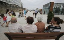 Personas mayores comparten espacio con ni�os en el Parrote en una imagen de archivo. 