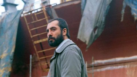 Los lunes al sol. Javier Bardem frente a los astilleros de Vigo en la película de Fernando León de Aranoa.