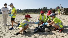 Programa Ludieduca de Jealsa y La Cruz Roja con motivo del d�a de los oc�anos en Barra�a y o Areal