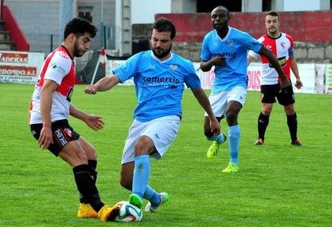 Fernando S�nchez, a la derecha, pugna por un bal�n en un partido del Ribadeo en la Tercera Divisi�n