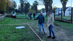 Iv�n Puentes y Marcos Rey, en una visita a las obras del nuevo parque canino de Monte Porreiro